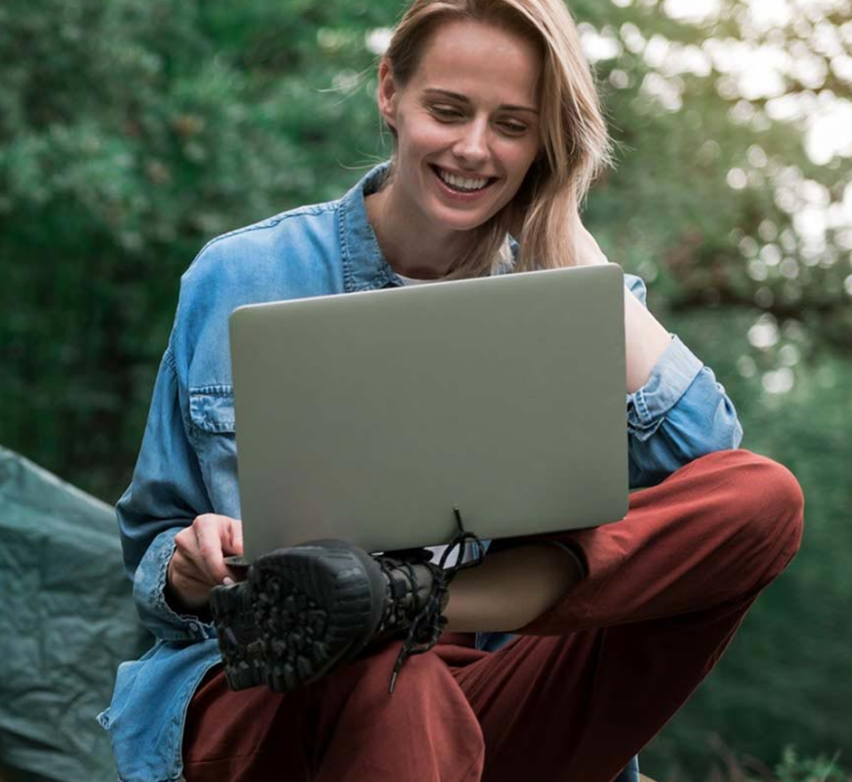 Frau mit Laptop